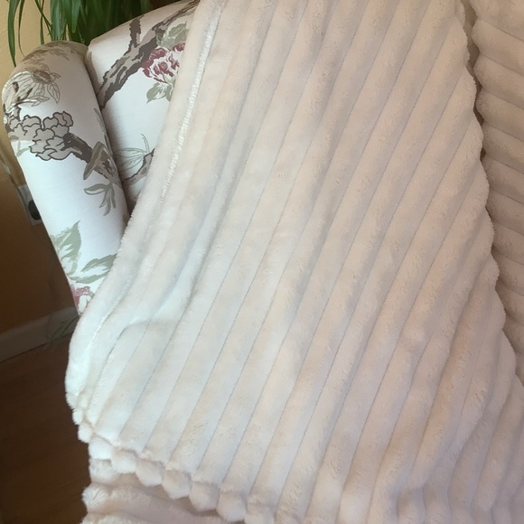 💜Target throw..room essentials - Picture 5 of 5